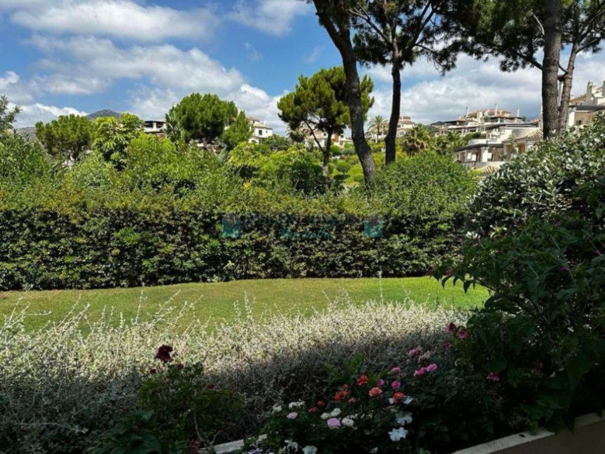 Apartment for sale in Benahavis