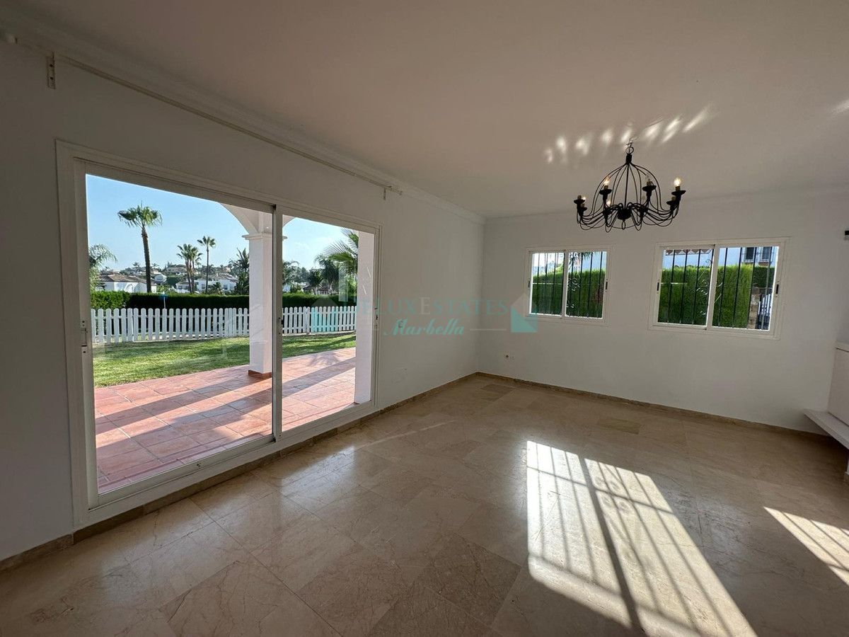 Villa for sale in Nueva Andalucia