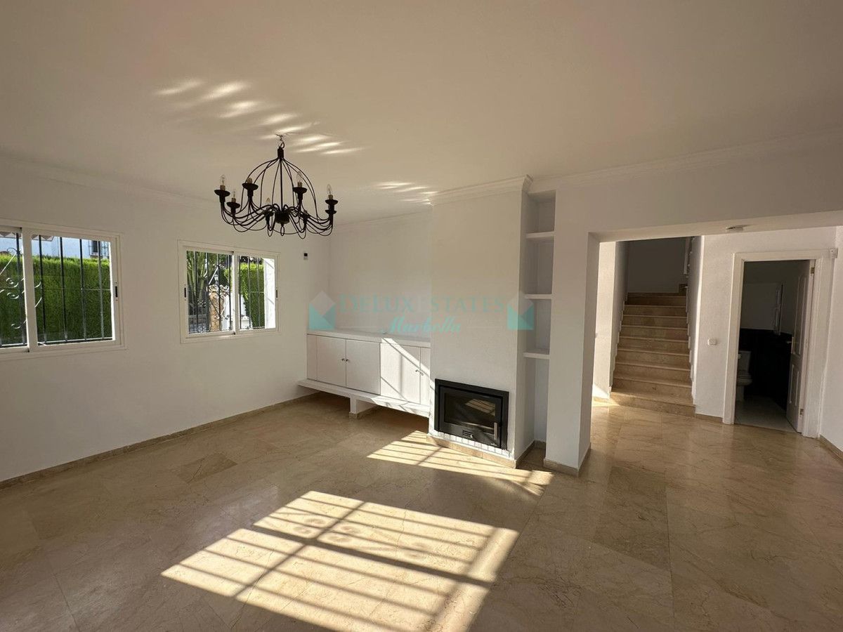 Villa for sale in Nueva Andalucia