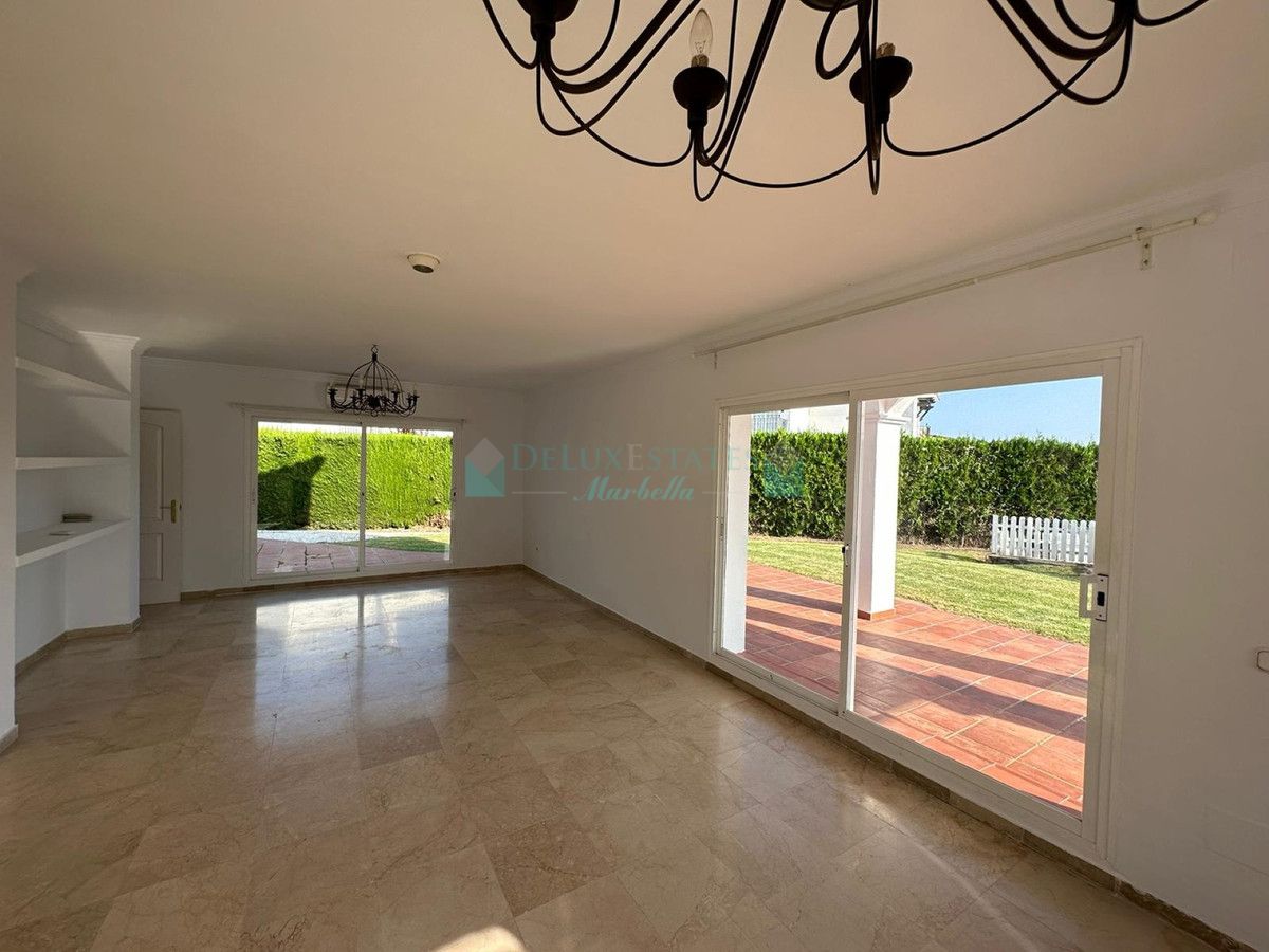 Villa for sale in Nueva Andalucia