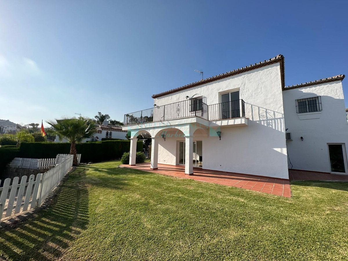 Villa for sale in Nueva Andalucia