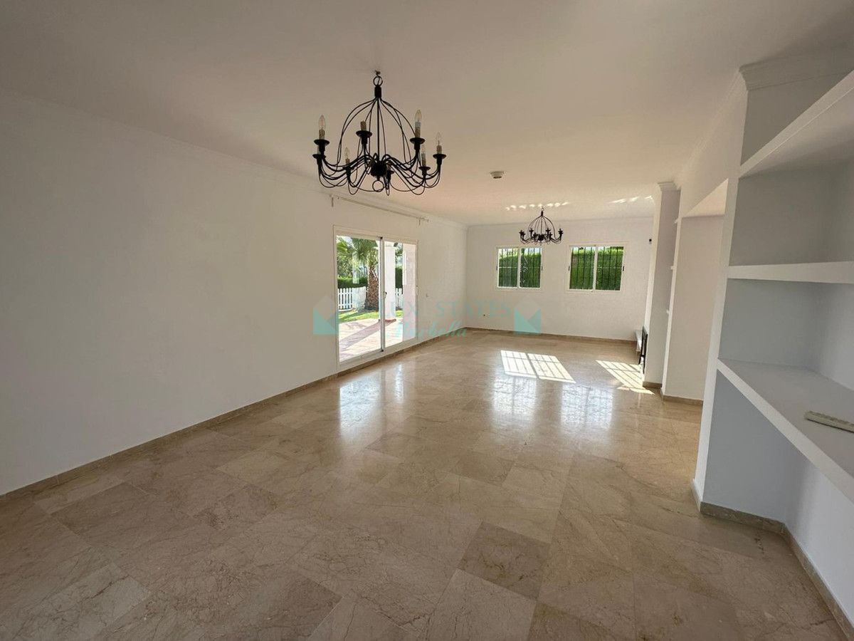 Villa for sale in Nueva Andalucia