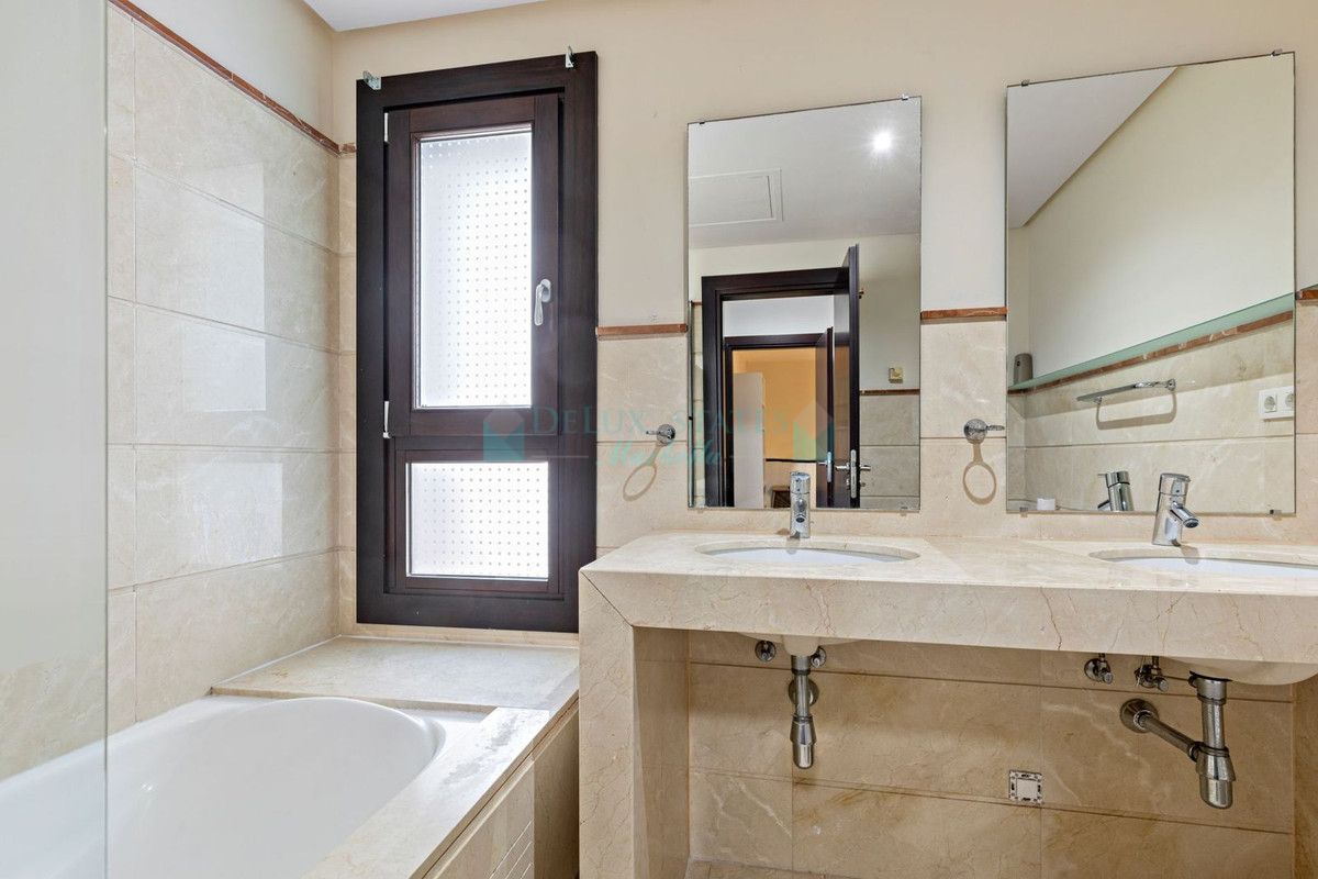 Town House for sale in Benahavis