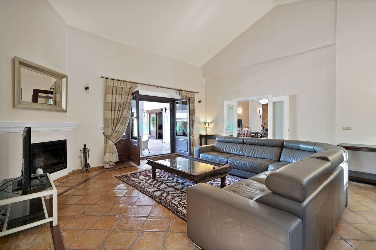 Villa for sale in Estepona