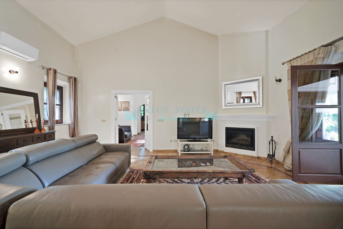 Villa for sale in Estepona