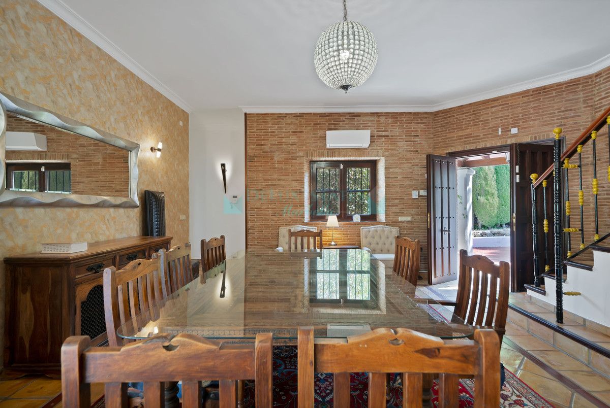 Villa for sale in Estepona