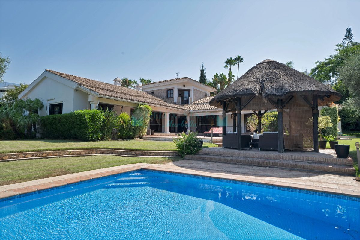 Villa for sale in Estepona