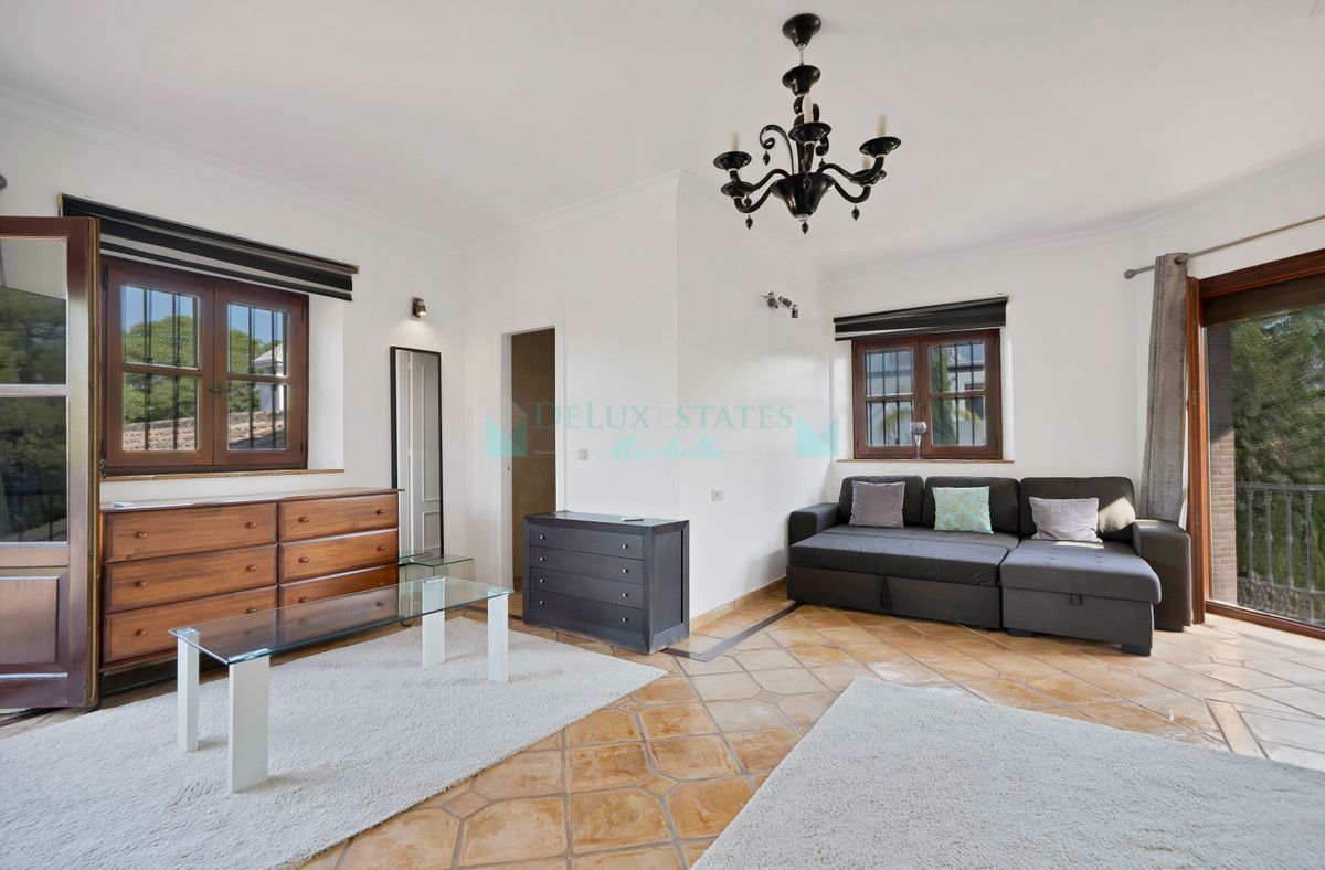 Villa for sale in Estepona