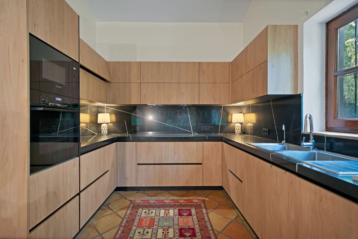 Villa for sale in Estepona