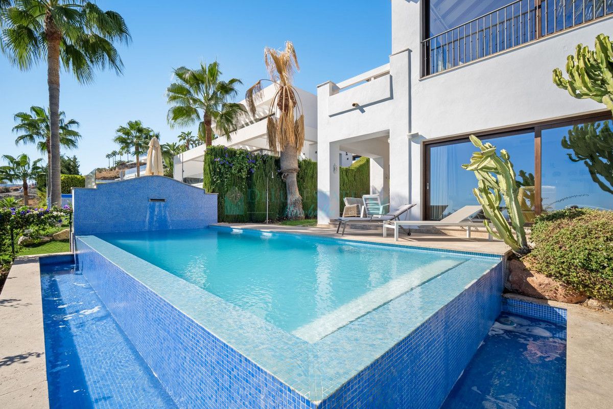Villa for sale in El Paraiso, Estepona