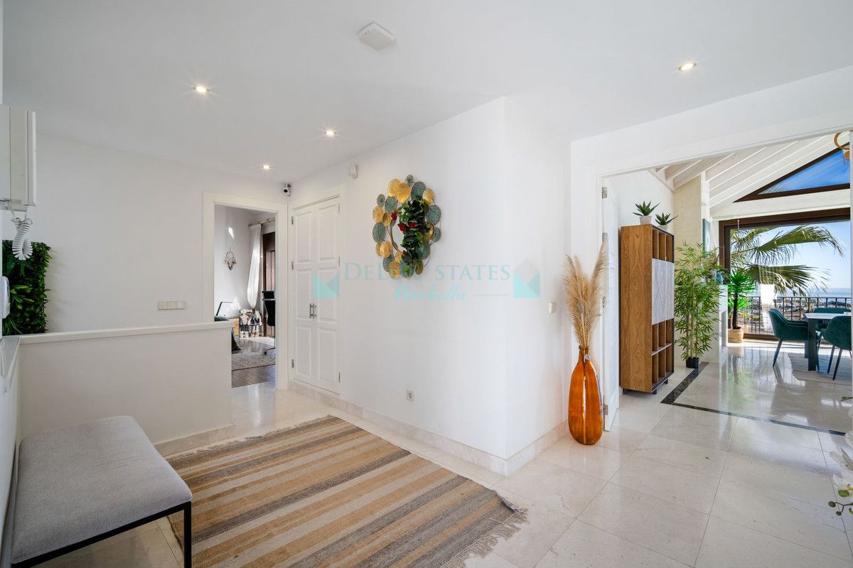 Villa for sale in El Paraiso, Estepona