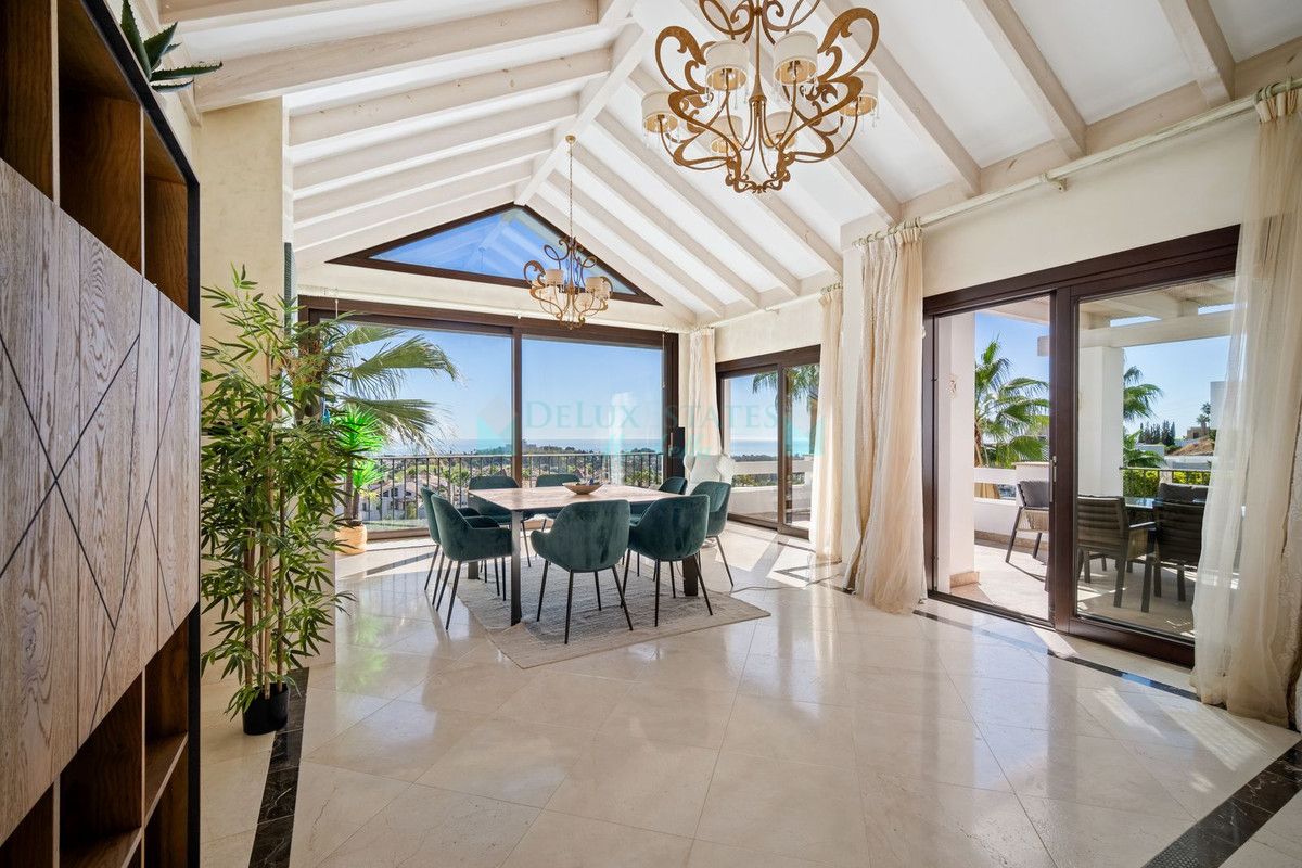 Villa for sale in El Paraiso, Estepona