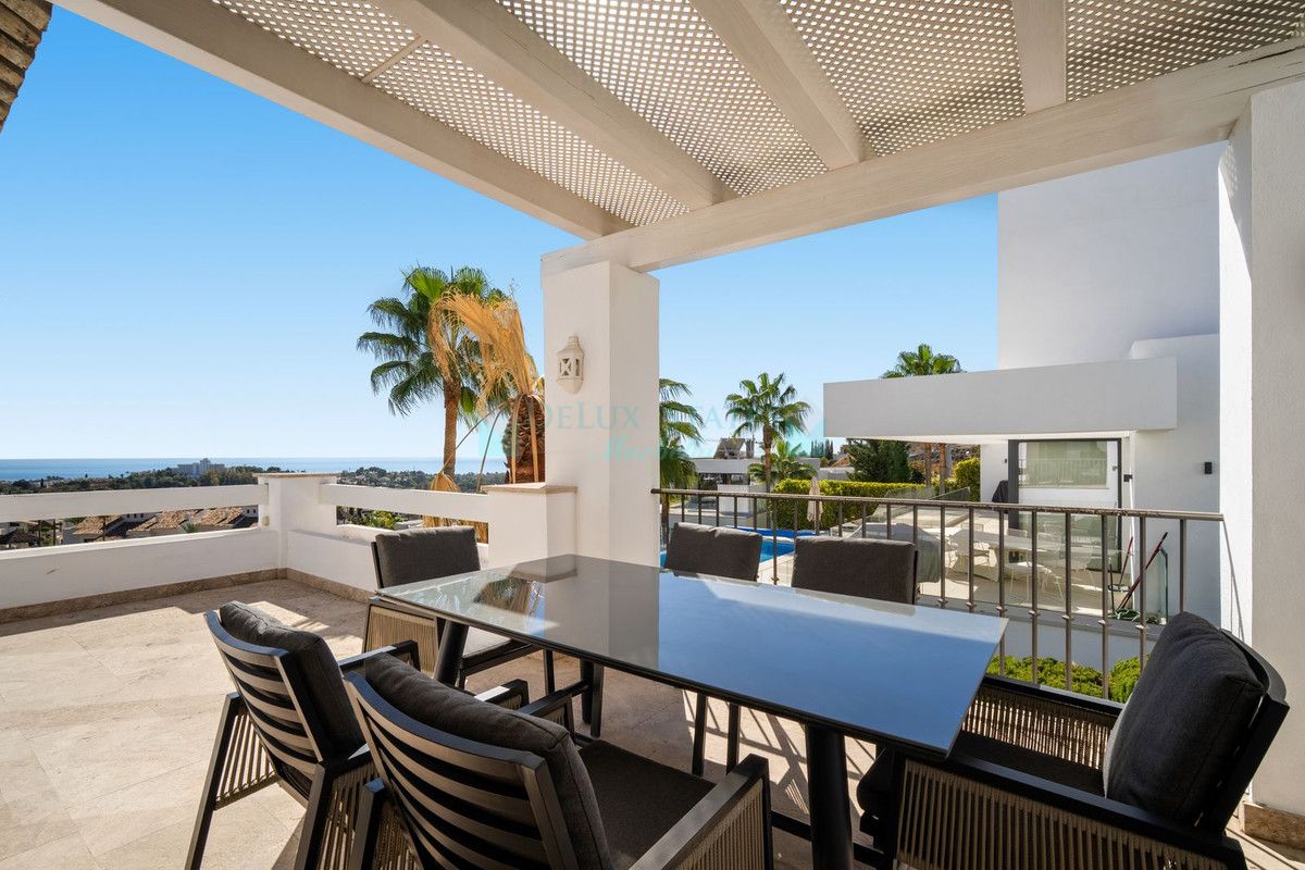 Villa for sale in El Paraiso, Estepona