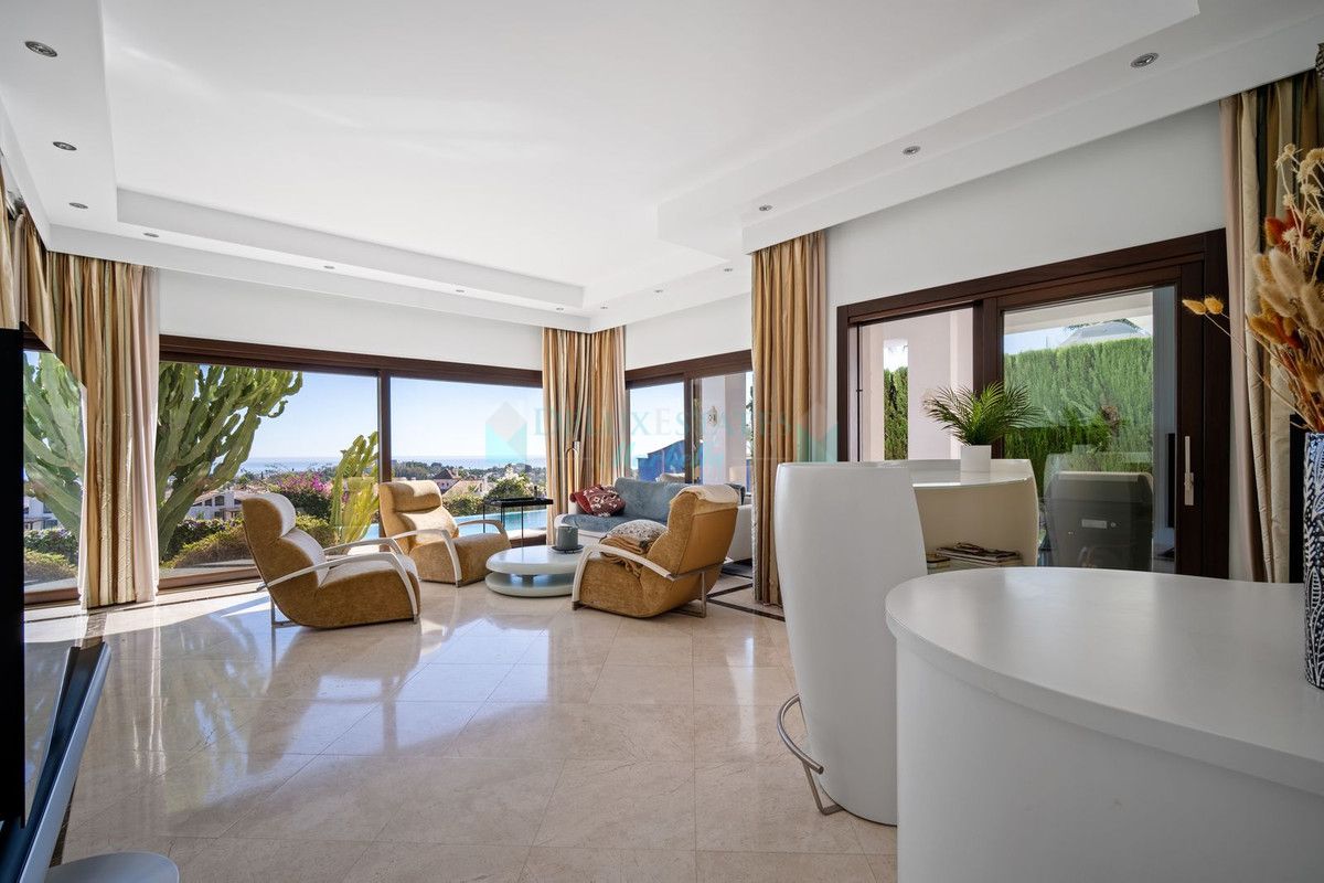 Villa for sale in El Paraiso, Estepona