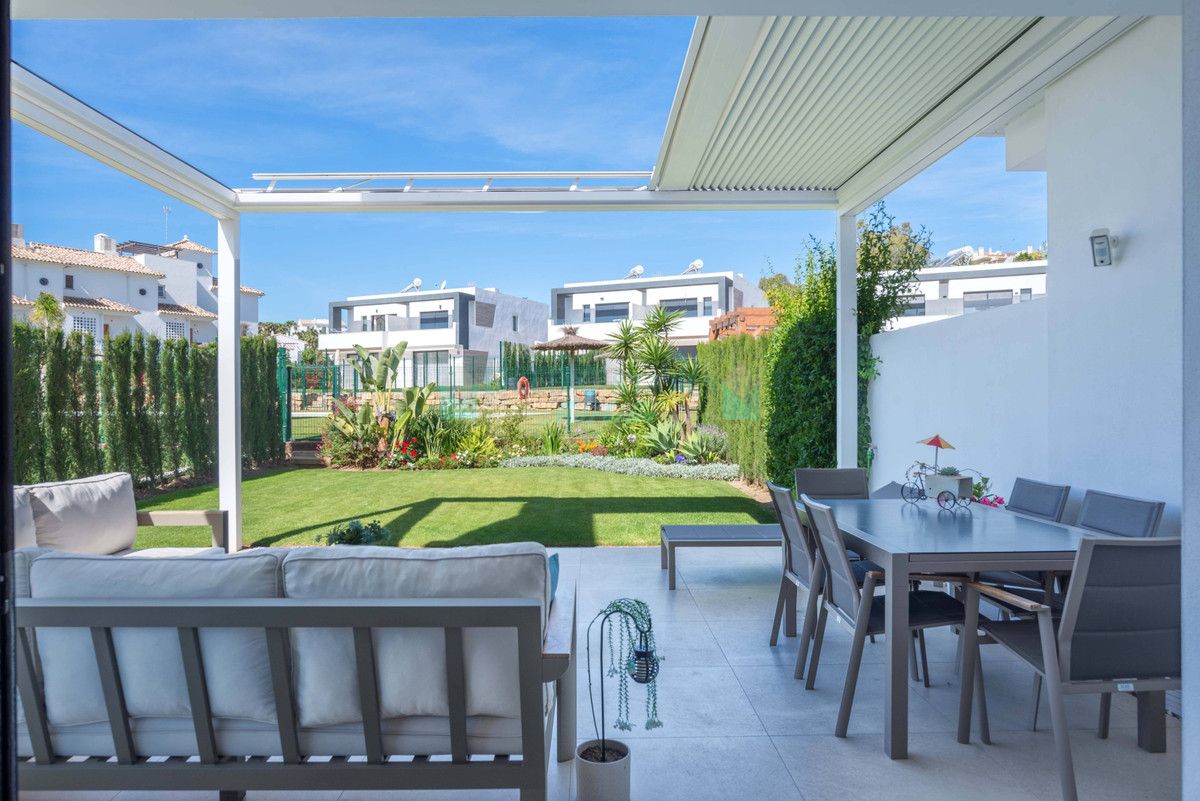 Villa Pareada en venta en Selwo, Estepona