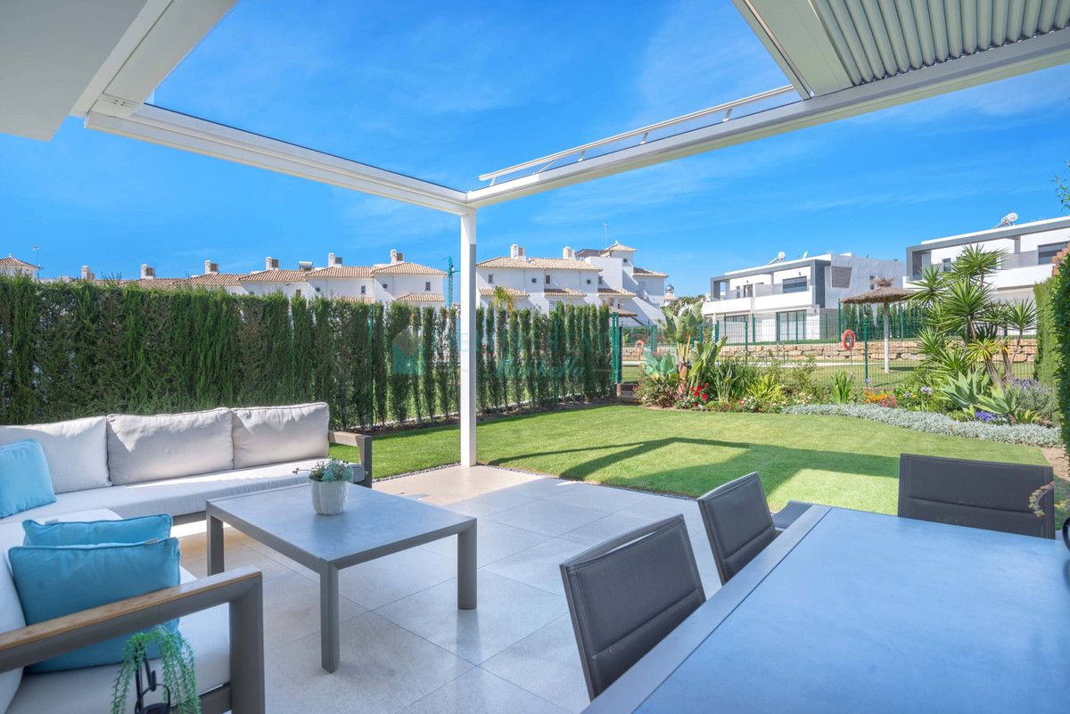 Villa Pareada en venta en Selwo, Estepona