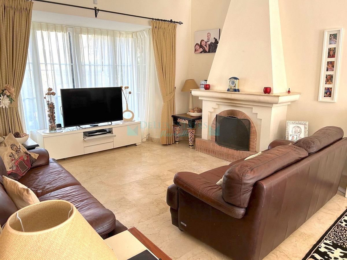 Villa Pareada en venta en Elviria, Marbella Este