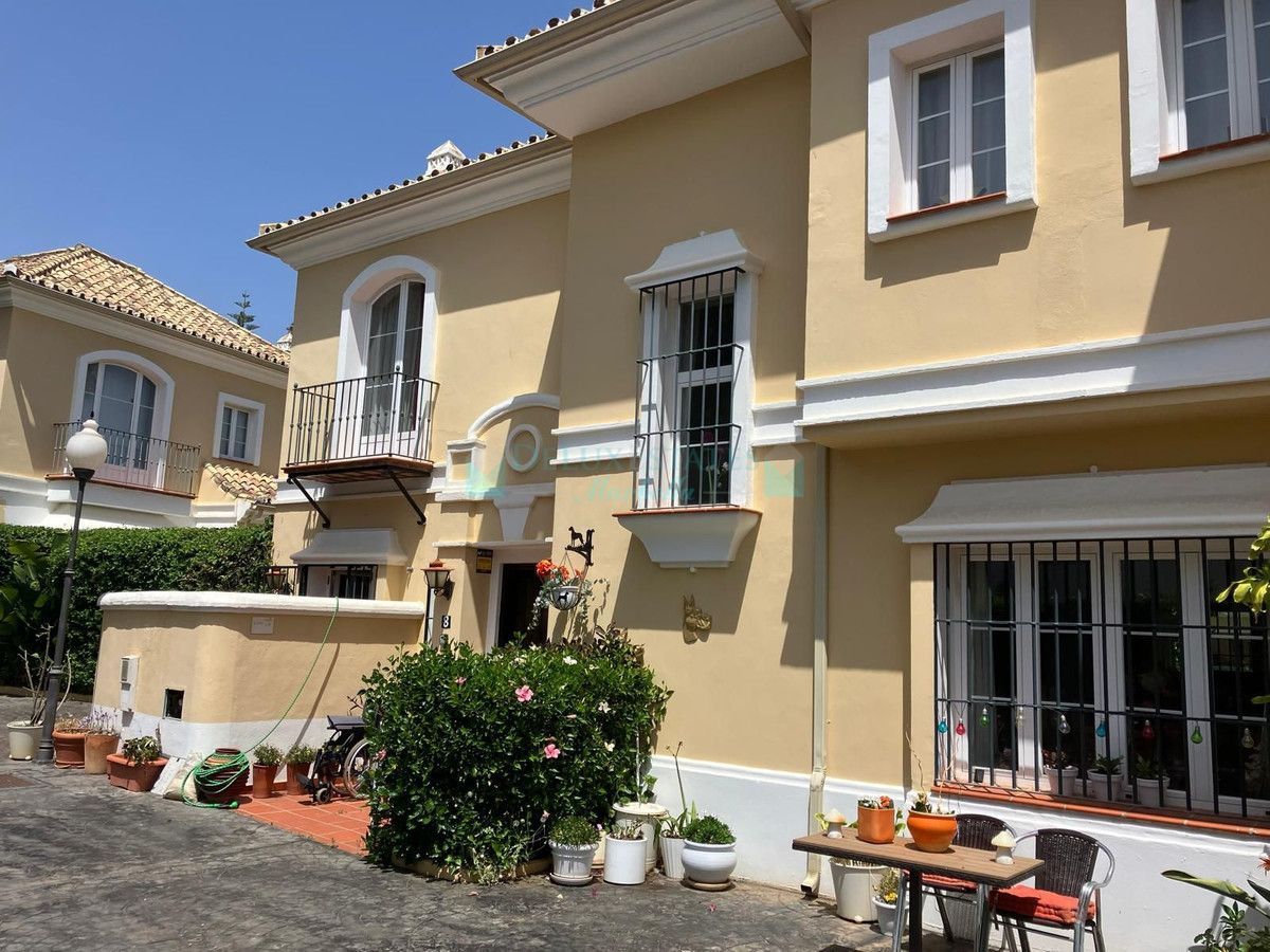 Villa Pareada en venta en Elviria, Marbella Este