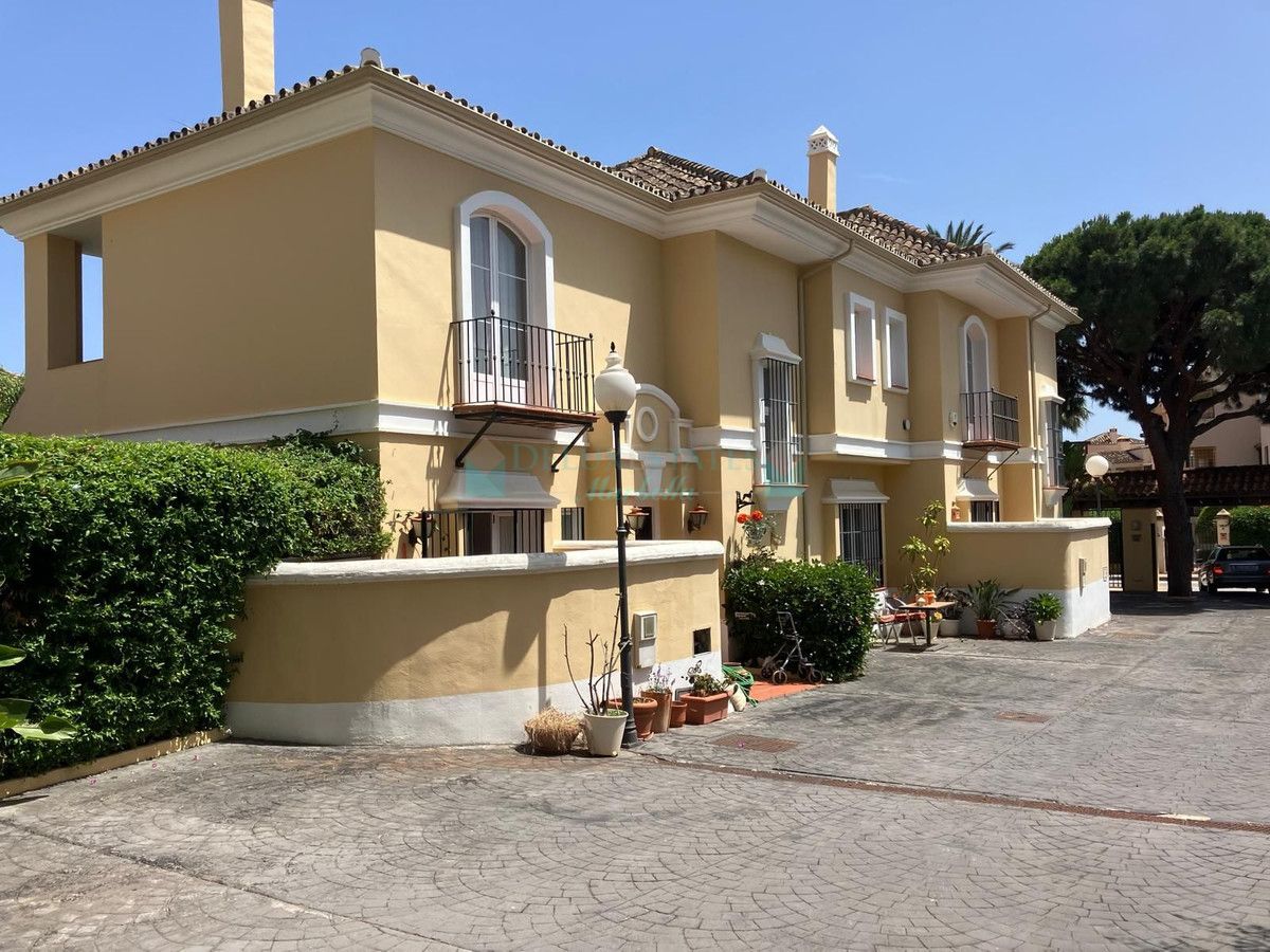 Villa Pareada en venta en Elviria, Marbella Este