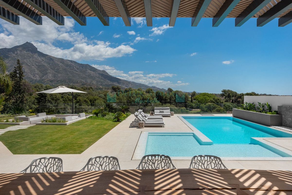 Villa for sale in Nueva Andalucia