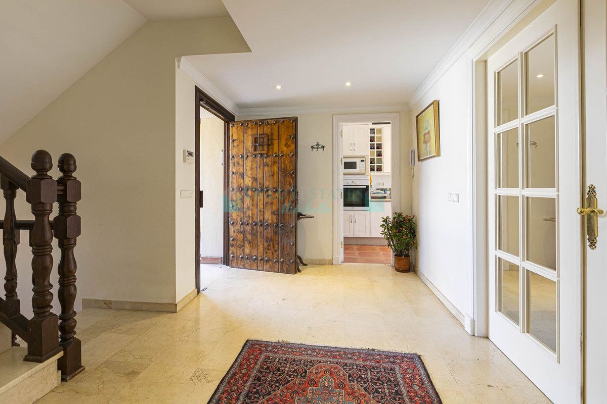 Villa Pareada en venta en Costabella, Marbella Este