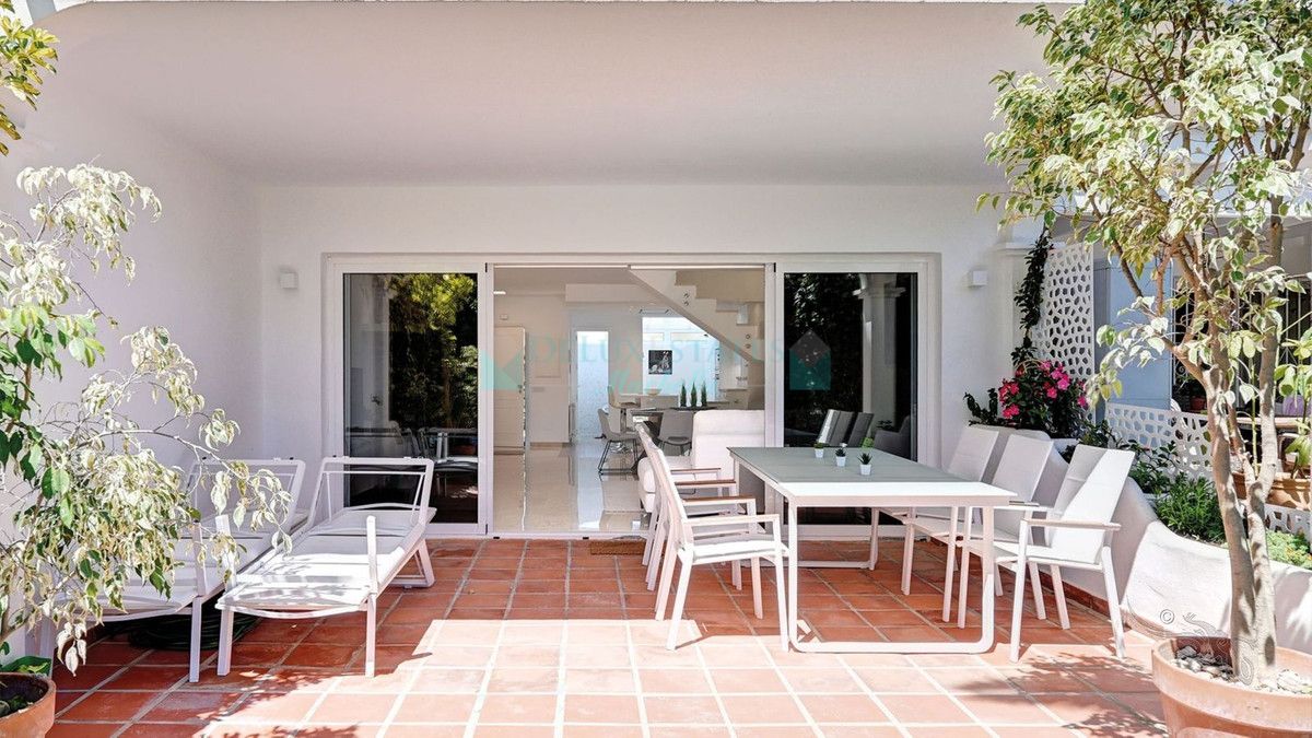 Villa Pareada en alquiler en Costabella, Marbella Este