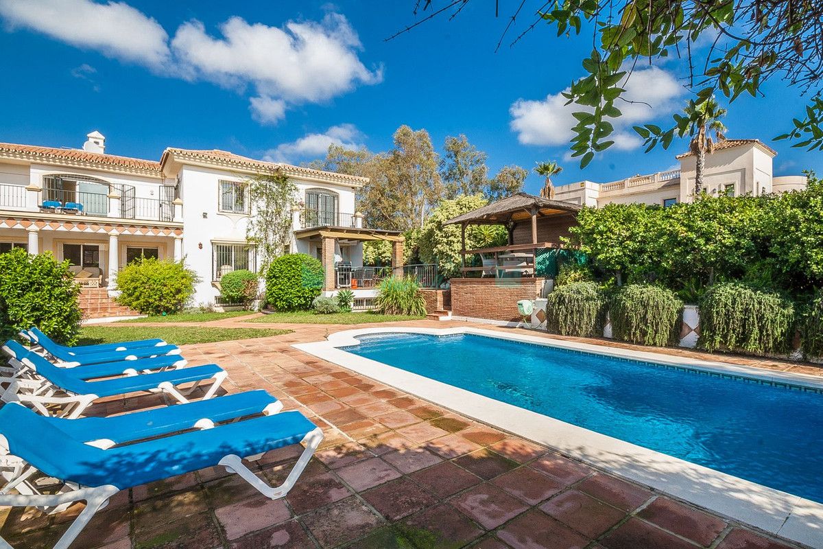 Villa en venta en Elviria, Marbella Este