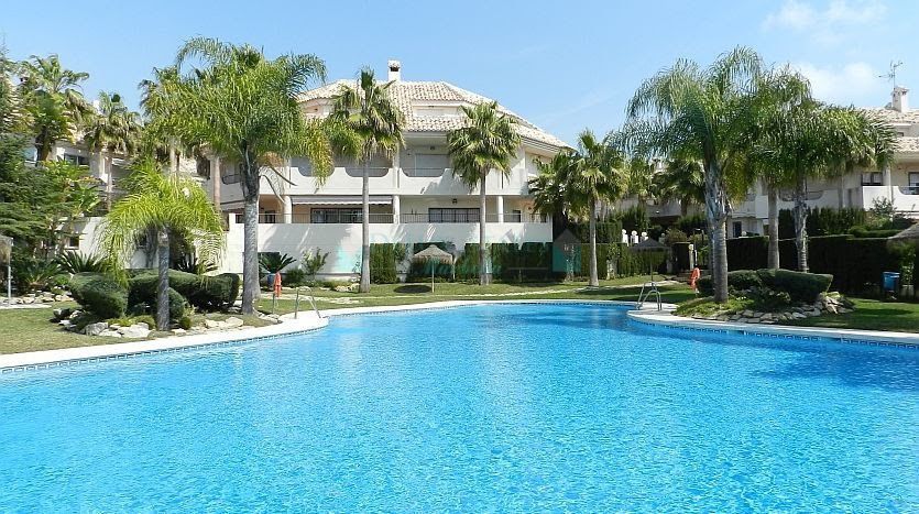 Semi Detached Villa for rent in Las Chapas, Marbella East