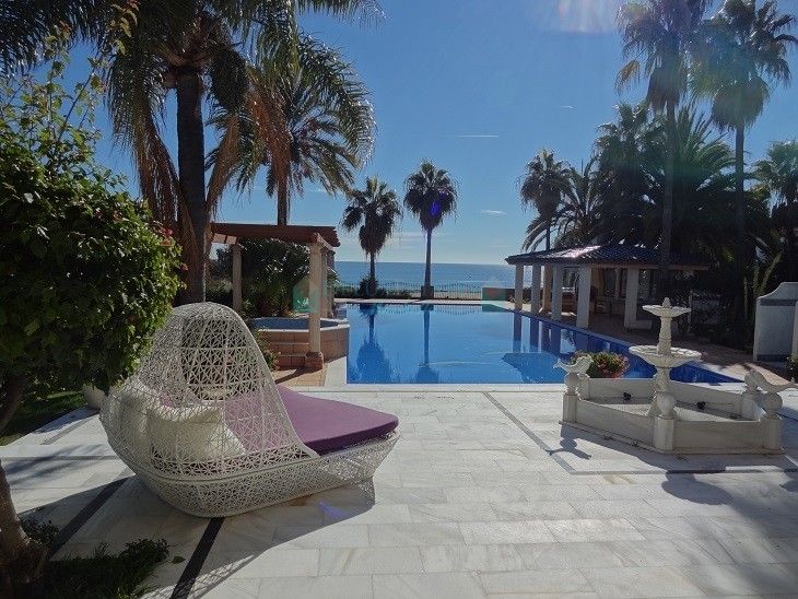 Villa for sale in Estepona