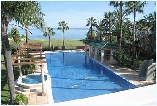 Villa for sale in Estepona