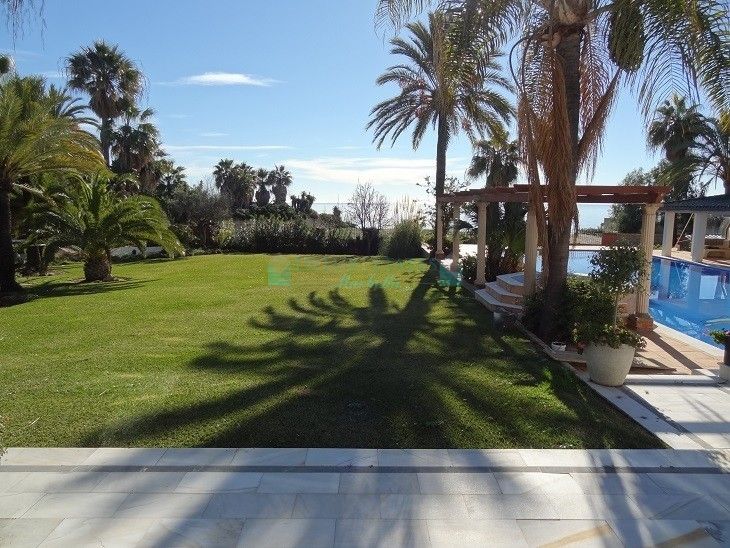 Villa for sale in Estepona