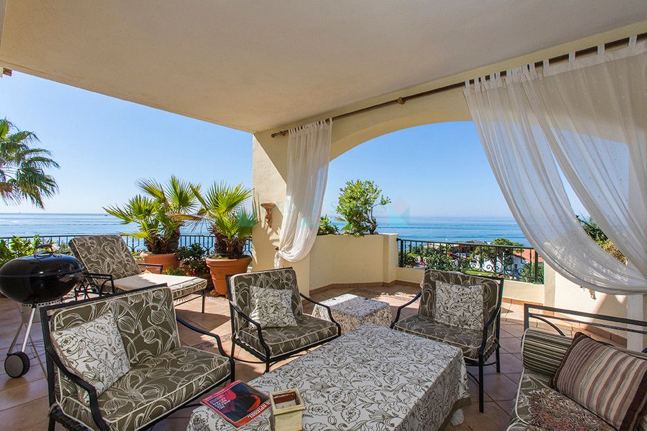 Penthouse for sale in Elviria, Marbella East