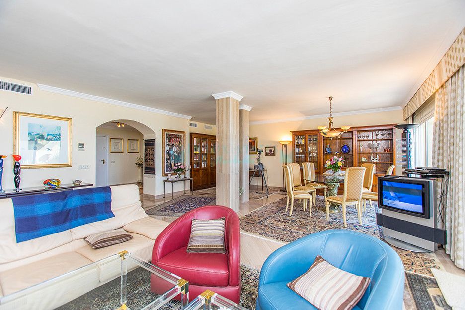 Penthouse for sale in Elviria, Marbella East