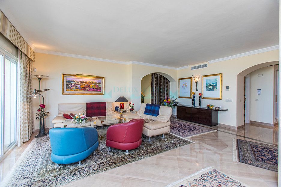 Penthouse for sale in Elviria, Marbella East