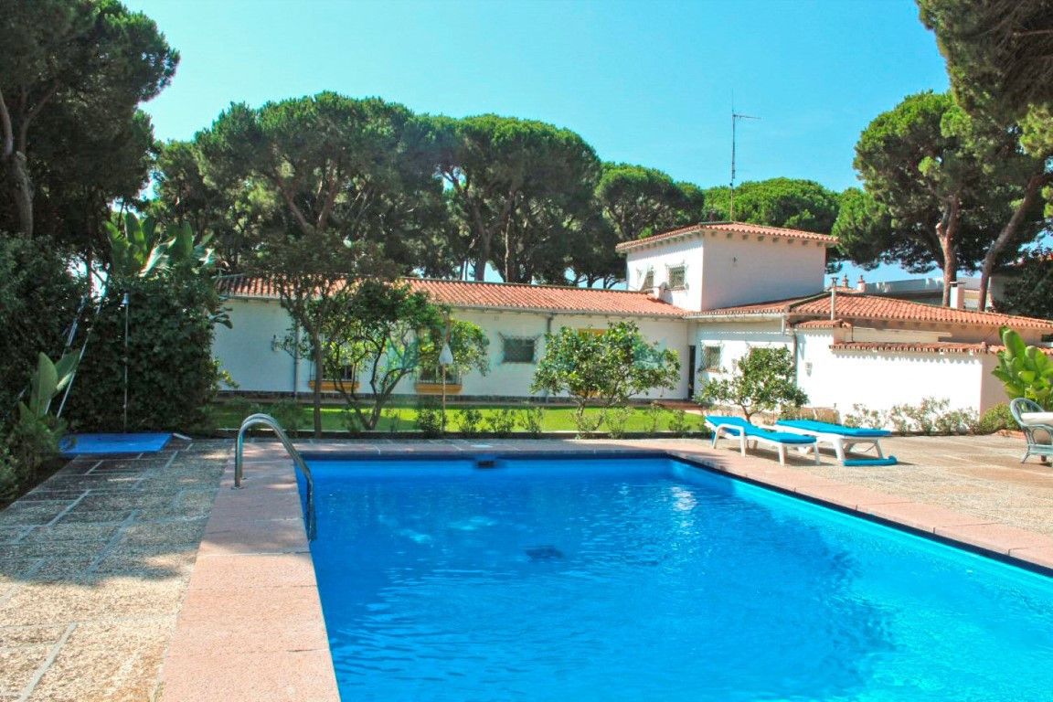 Villa en venta en Elviria, Marbella Este