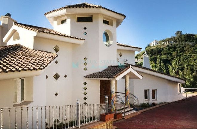 Villa en venta en El Almendro, Benahavis
