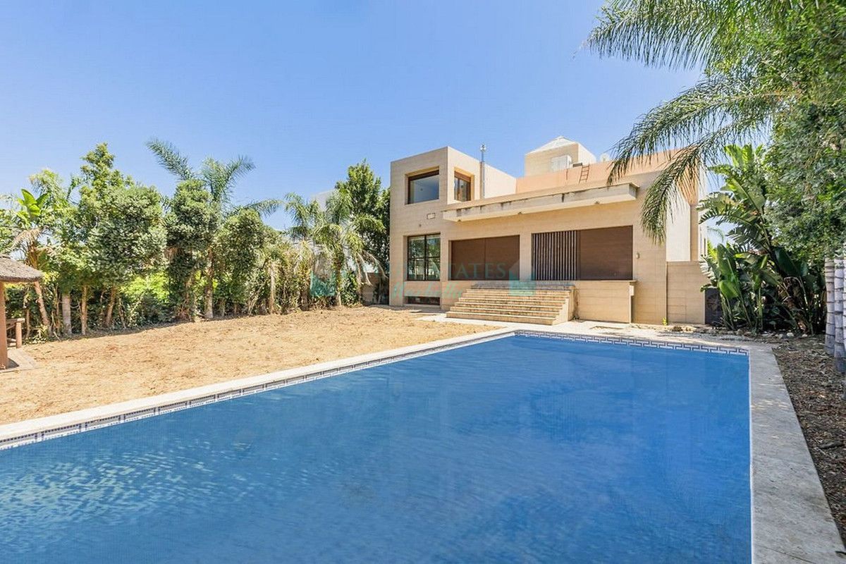 Villa for sale in La Mairena, Marbella East