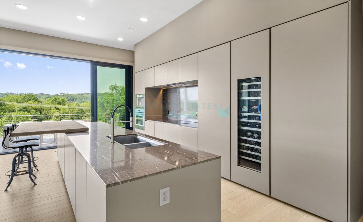 Villa for sale in Benahavis