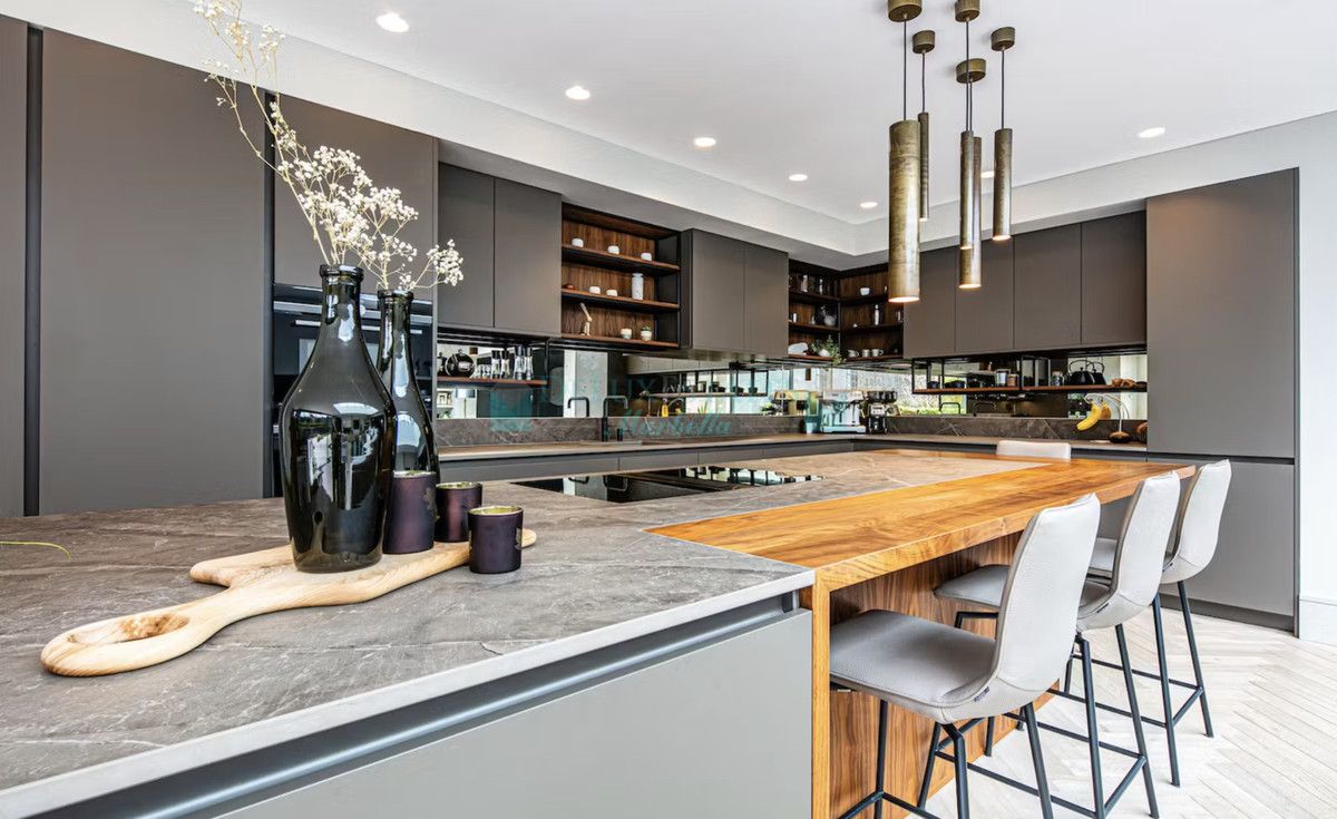 Villa for sale in Benahavis