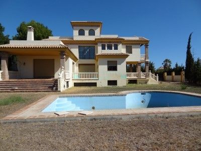 Villa en venta en Atalaya, Estepona