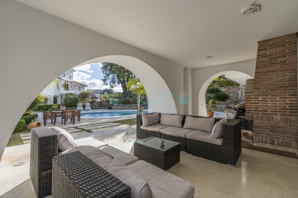 Villa for sale in La Mairena, Marbella East