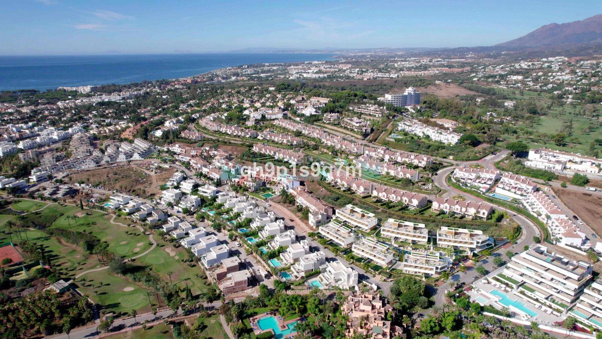 Villa Pareada en venta en El Paraiso, Estepona