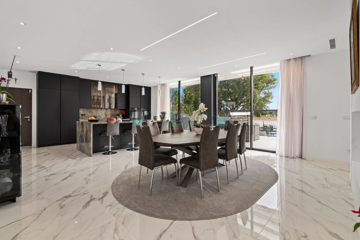 Villa for sale in Estepona