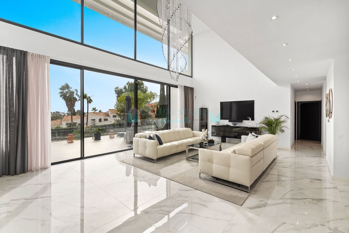 Villa for sale in Estepona