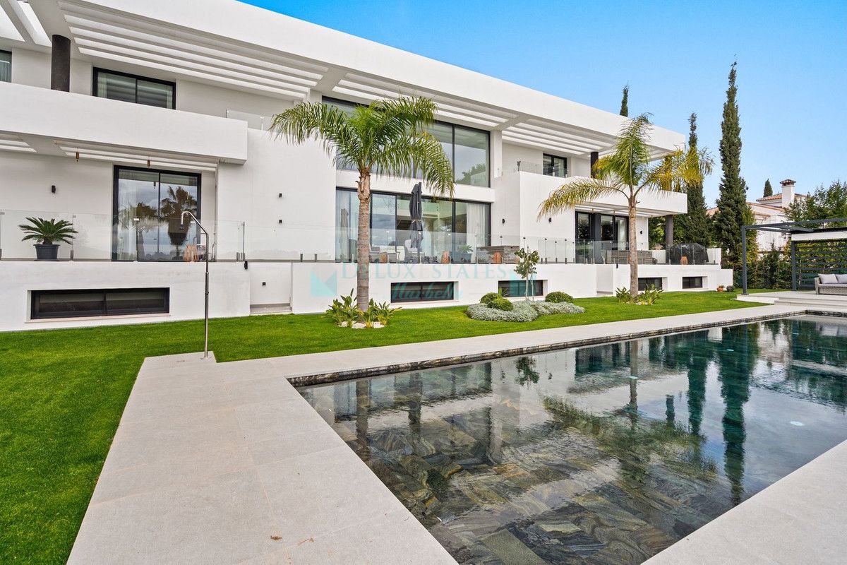 Villa for sale in Estepona