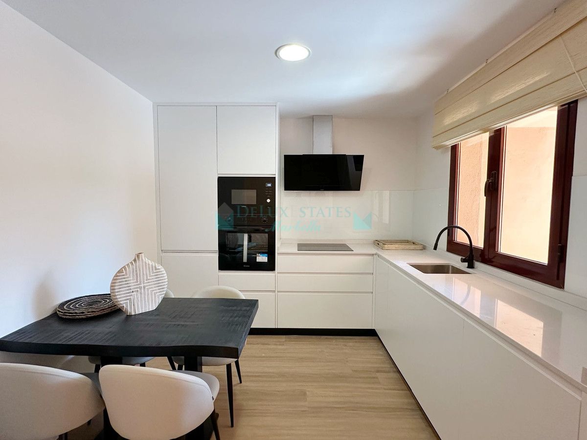 Apartamento en venta en El Paraiso, Estepona