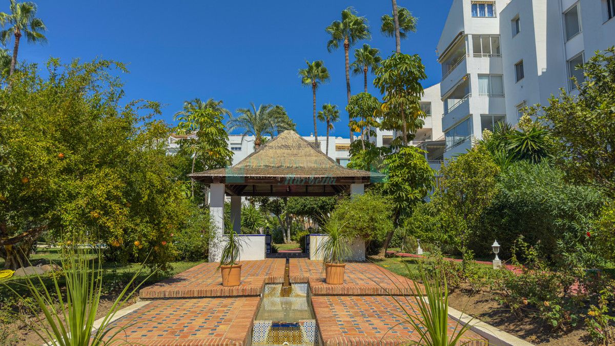 Apartamento en venta en Atalaya, Estepona