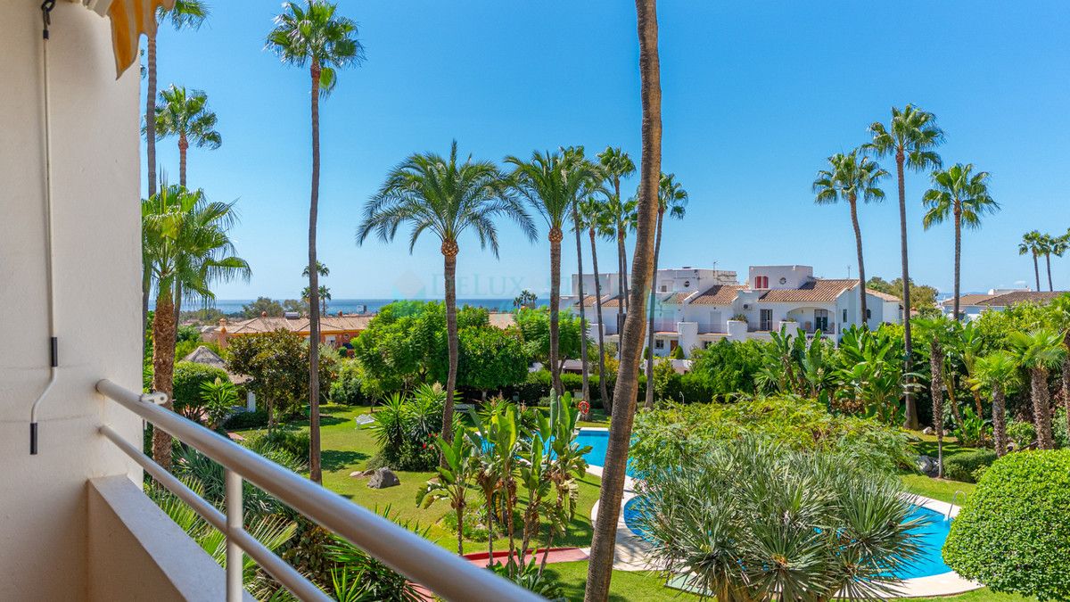 Apartamento en venta en Atalaya, Estepona