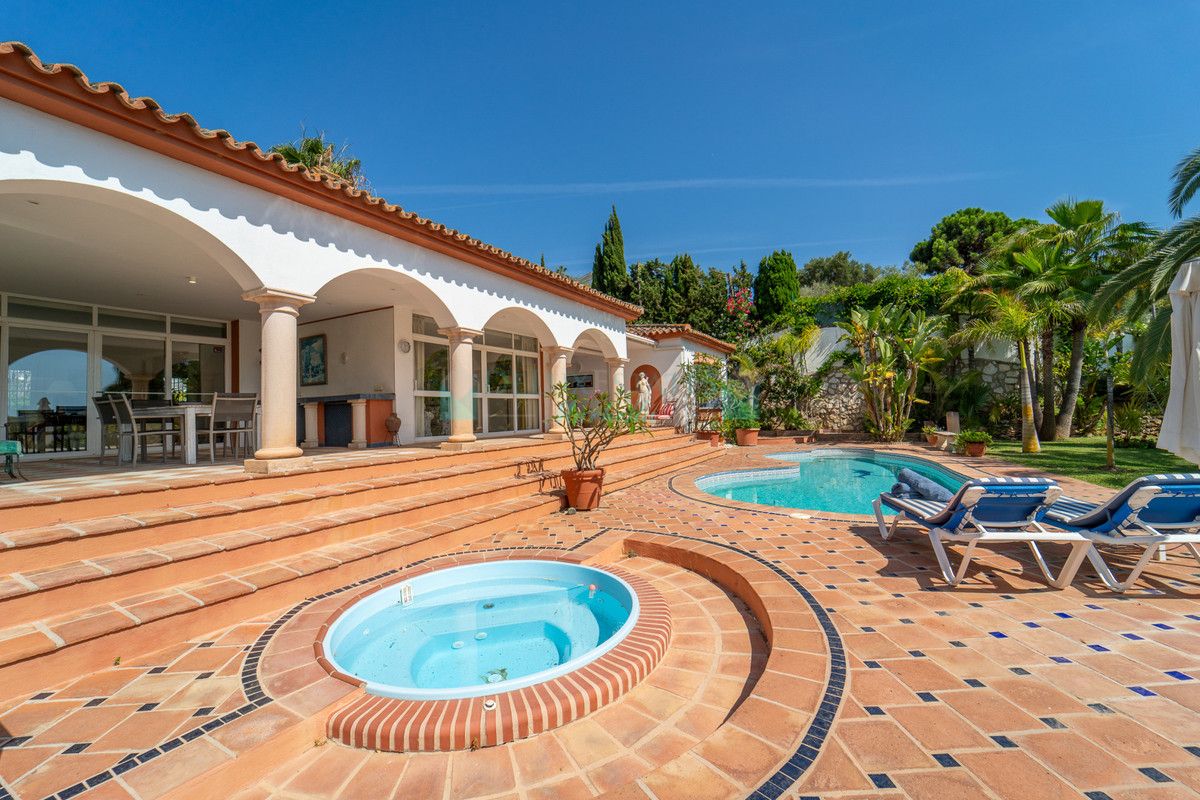 Villa for sale in El Rosario, Marbella East