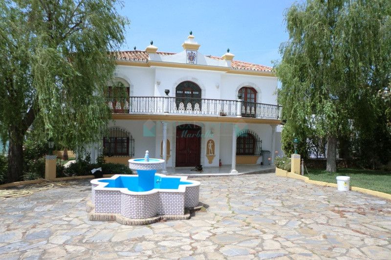 Villa en venta en Estepona